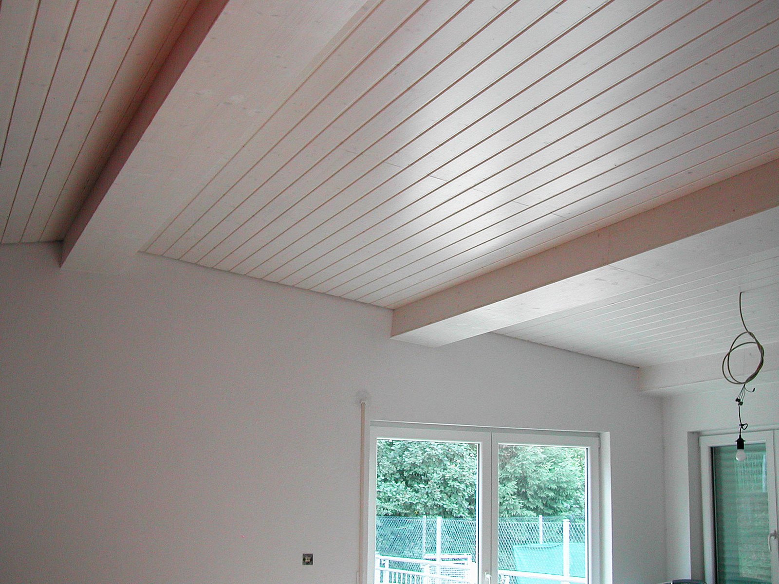 Dachschräge und Decke mit heller Holzverkleidung in einem Wohnraum